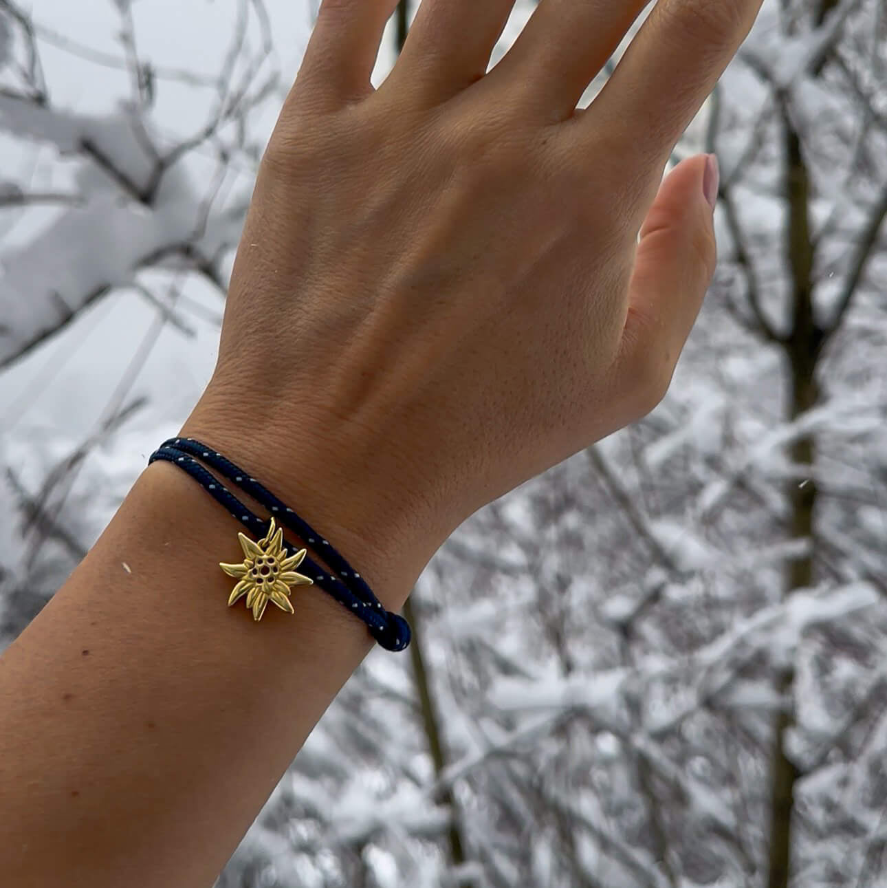 Bracciale Portafortuna Donna Con Ciondolo Stella Oro - Fatto A Mano In Macramè Grigio, Regolabile (20 Cm) - Idea Regalo In Sacchettino
