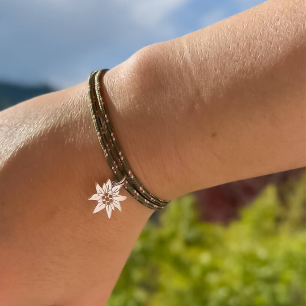 
                      
                        Stella alpina - Bracciale paracord e argento 925
                      
                    
