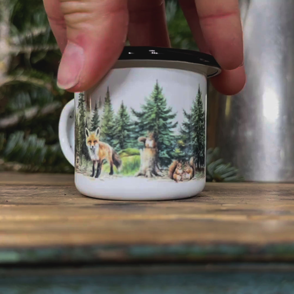 
                      
                        Carica e riproduci il video nel visualizzatore della galleria, Bosco incantato 🐻 🦊 🦅 🦌- Set tazze in metallo smaltato
                      
                    